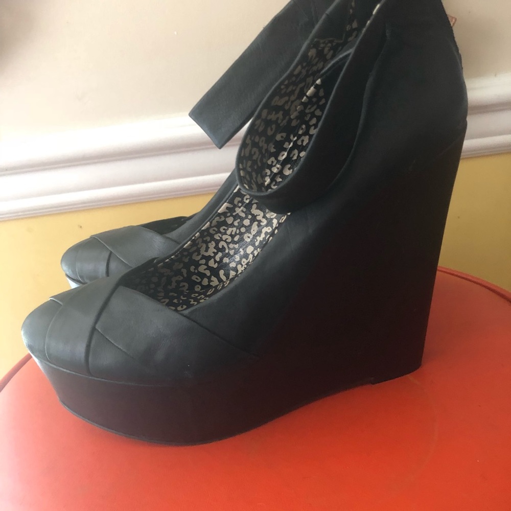 Shoes - Picture 2 of 4